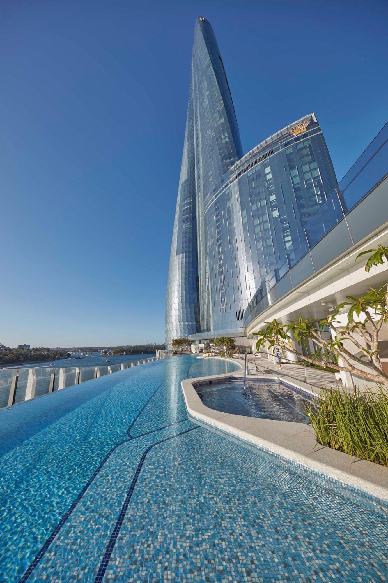 Hotel Crown Towers Sídney Exterior foto The pool at the top of the tower